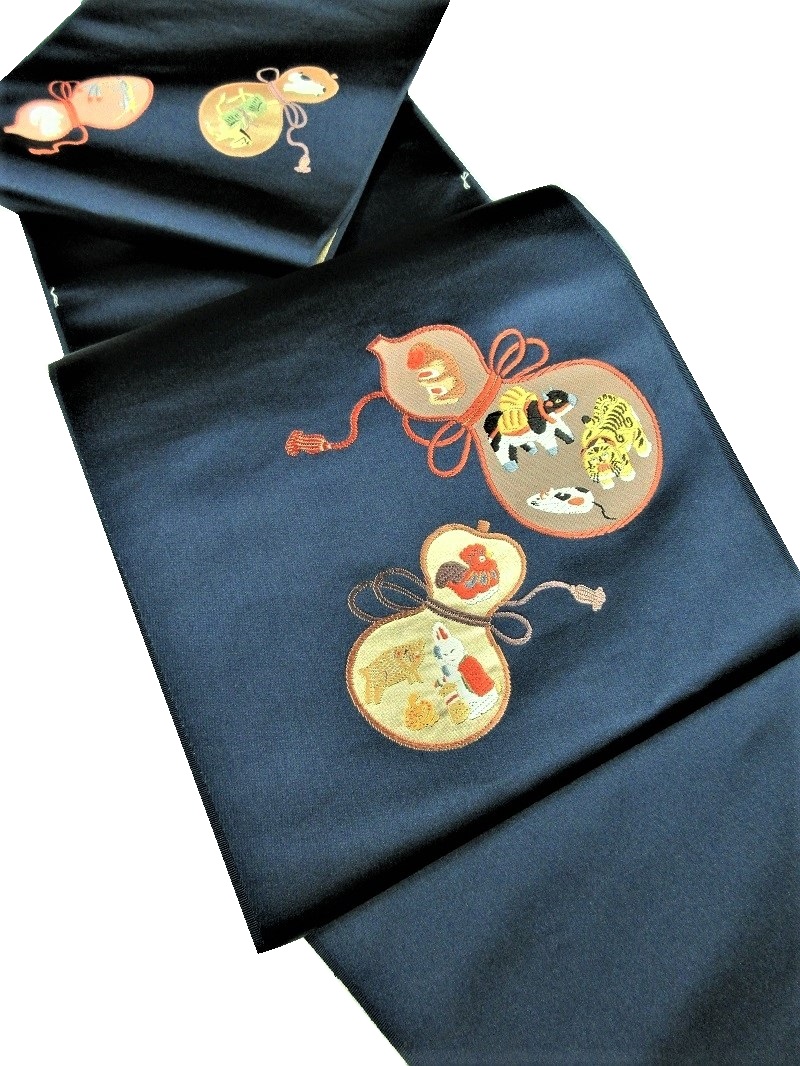 瓢箪と十二支のデザインを刺繍の技で施された九寸名古屋帯。西陣織の名門 山口織物。