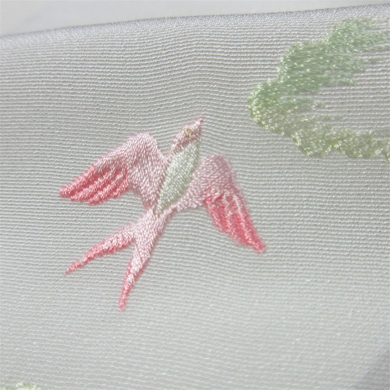 鳥の刺繍が施されたお洒落半衿 安心の日本製 ピンク
